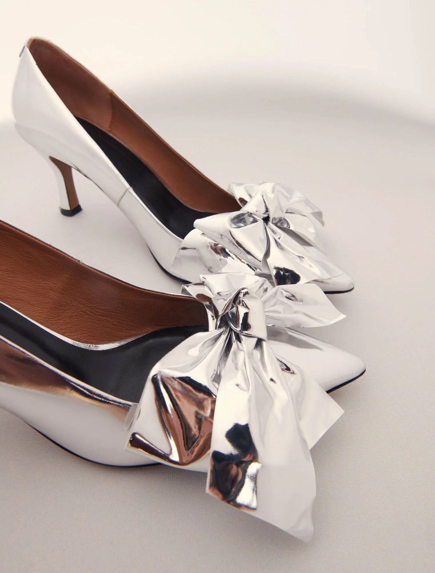 Leather pumps with bow detail Silver - Image 3